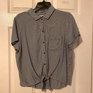 Collared Tied up shirt